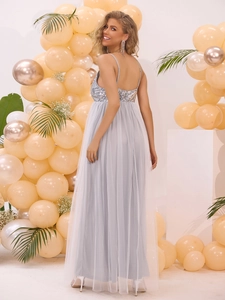 Robe longue élégante grise à sequins et tulle avec décolleté en V et dos nu de fête