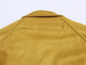 Detailansicht der senfgelben Wildlederjacke mit hochwertigen Nähten und weicher Texturierung