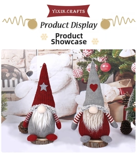 Gnomi di Natale con cappelli a maglia e basi in legno per decorazioni natalizie