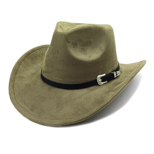 Détail d'un chapeau de cowboy en daim vert olive avec ceinture noire et boucle gravée