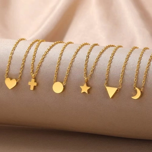 Ensemble élégant de colliers en titane doré avec pendentifs cœur, croix et géométriques