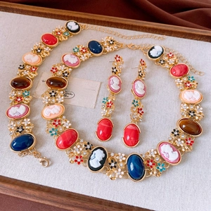 Détail d'une parure de bijoux vintage de style victorien avec gemmes et motifs camée