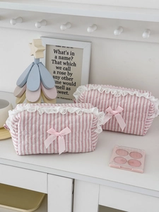 Pochettes matelassées à rayures roses et bleues avec dentelle et nœud en satin