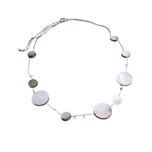 Vintage Halskette mit runden Muschelanhängern und verstellbarer silberner Kette