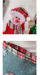 Détail d'une chaussette de Noël en lin avec figurine de bonhomme de neige et revers à carreaux