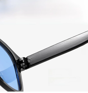 Vista macro detallada de la bisagra reforzada de las gafas de sol cuadradas azules