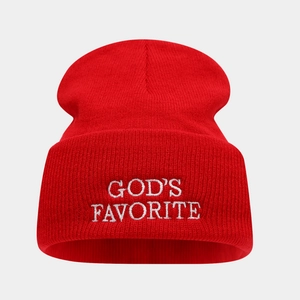 Détail du bonnet rouge en tricot avec broderie blanche GOD'S FAVORITE et maille fine