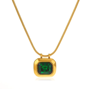 Collana vintage francese dorata con gemma quadrata verde e catena a serpente da donna