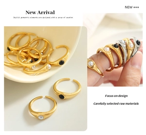 Detailansicht minimalistischer Titanstahlringe mit Perlen und 18K Goldbeschichtung für Damen