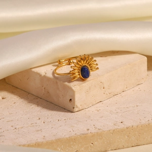 Anello sole in acciaio inossidabile placcato oro 18K con lapislazzuli su seta