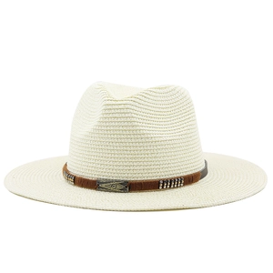Détail du chapeau de paille blanc cassé avec bande tressée brune et boucle métal