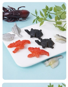 Vista dettagliata di modelli in miniatura realistici in PVC di frutti di mare e aragosta
