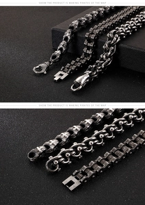Détails macro des bracelets punk vintage avec croix de crâne et chaîne de moto en acier