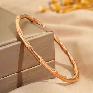Dettaglio del bracciale in acciaio inossidabile oro rosa stile bambù su scatola