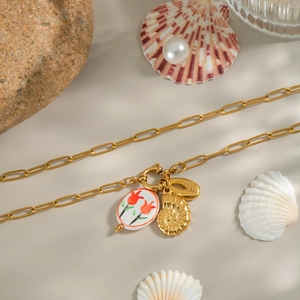 Collier doré imperméable avec tulipe en émail et breloques coquillages style marin