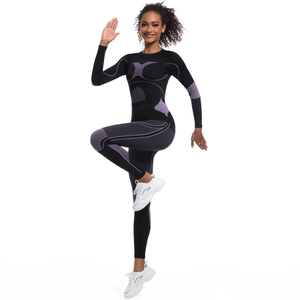 Détail d'un body de yoga sans couture extensible avec motifs de compression géométriques violets