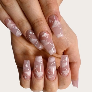 Unghie finte lunghe a bara rosa nude con decorazioni a nuvola bianca e glitter argento