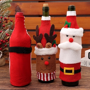Drei festliche Weihnachtsweinflaschenhüllen mit Weihnachtsmann- und Rentier-Motiven