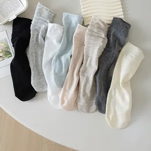 7 Paar dünne Crew-Socken aus gekämmter Baumwolle in verschiedenen Farben mit Rippenmuster