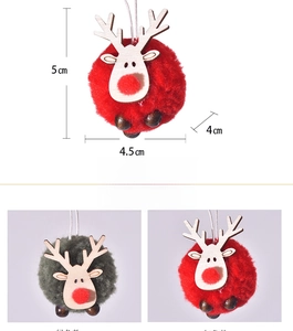Détail de suspension renne en peluche de Noël, pompon en laine avec tête de cerf en bois.