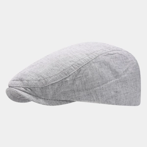 Primer plano de la gorra plana gris con textura detallada de rayas horizontales