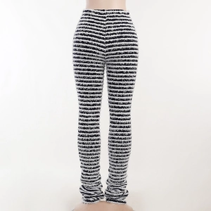 Détail du pantalon en tricot à taille haute avec rayures noires et blanches et texture