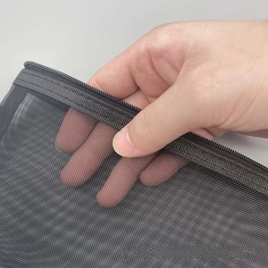 Primo piano dell'astuccio a rete nera che mostra la trama traspirante e la zip robusta