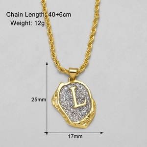 Detail von Buchstaben L Anhänger mit Zirkonia und 18k Goldbeschichtung auf Kette
