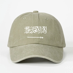 Détail du drapeau saoudien imprimé sur une casquette en coton lavé vert kaki vintage