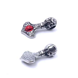 Détail du pendentif marteau de Thor viking en argent avec nœuds celtiques et pierre