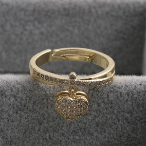 Anello aperto dorato regolabile con ciondolo a cuore e zirconi cubici incastonati
