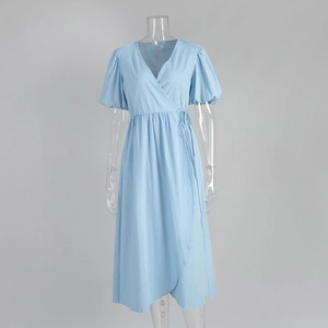 Detail von hellblauem Wickelkleid mit V-Ausschnitt und Puffärmeln an einer Puppe
