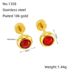 Détail des boucles d'oreilles 6mm en acier inoxydable plaqué or 18k avec strass rouges