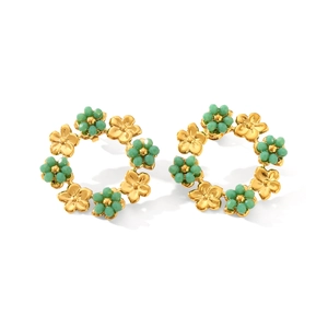 Détail de boucles d'oreilles fleur en acier inoxydable 18K avec perles vertes
