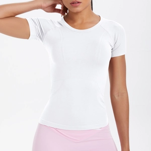 Dettaglio della maglietta sportiva bianca slim-fit con trama in mesh traspirante e girocollo