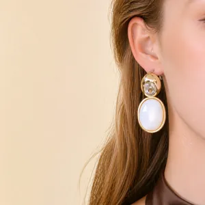 Boucles d'oreilles clips rétro plaquées or 18 carats avec zircon sur modèle