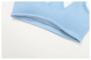 Dettaglio del reggiseno sportivo azzurro con scollo a V e cuciture rinforzate