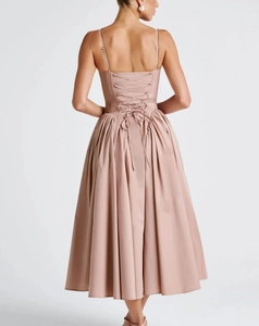 Détail du laçage élégant au dos et de la jupe froncée sur cette robe rose poudré