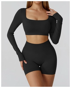 Détail de l'ensemble de yoga noir avec haut à manches longues, col carré et short taille haute