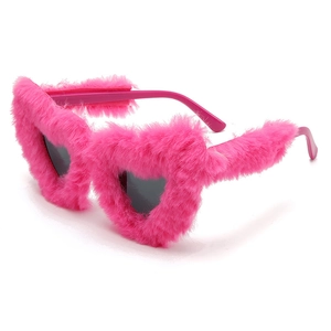 Occhiali da sole a cuore con montatura in pelliccia rosa e lenti scure per feste ed eventi