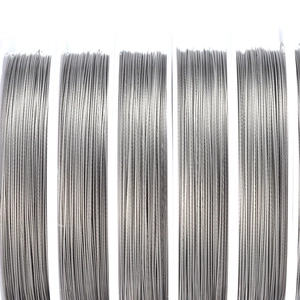 Fil d'acier gris argenté sur bobines blanches pour la création de bijoux et colliers