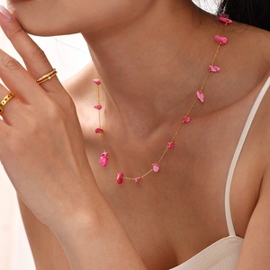 Bohemian gouden ketting met onregelmatige roze natuurstenen gedragen door een model