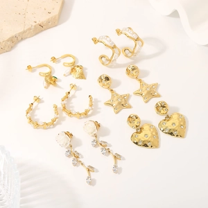 Boucles d'oreilles en acier doré 18k avec zircons, perles et motifs floraux