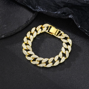 Χρυσό βραχιόλι 15mm Cuban link με λευκούς κρυστάλλους σε κομψό μαύρο φόντο με πέτρες