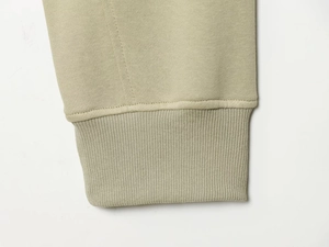 Vue détaillée du poignet en coton côtelé kaki clair du sweat avec double couture
