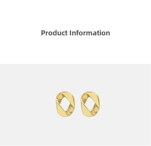Détail de boucles d'oreilles géométriques irrégulières en acier doré 18K avec fini miroir