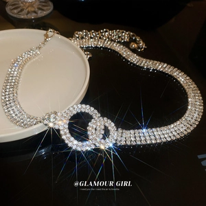 Cintura a catena in argento con strass scintillanti e cerchi intrecciati per abiti eleganti