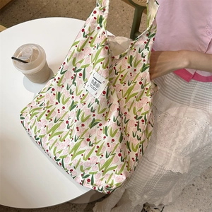 Dettaglio della borsa tote in tela a fiori con etichetta in un caffè elegante