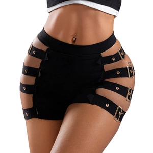 Detail der schwarzen High-Waist-Hotpants mit seitlichem Cut-Out und goldenen Schnallen