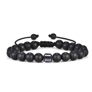 Dettaglio del bracciale intrecciato regolabile con perle nere opache e cilindro di ematite